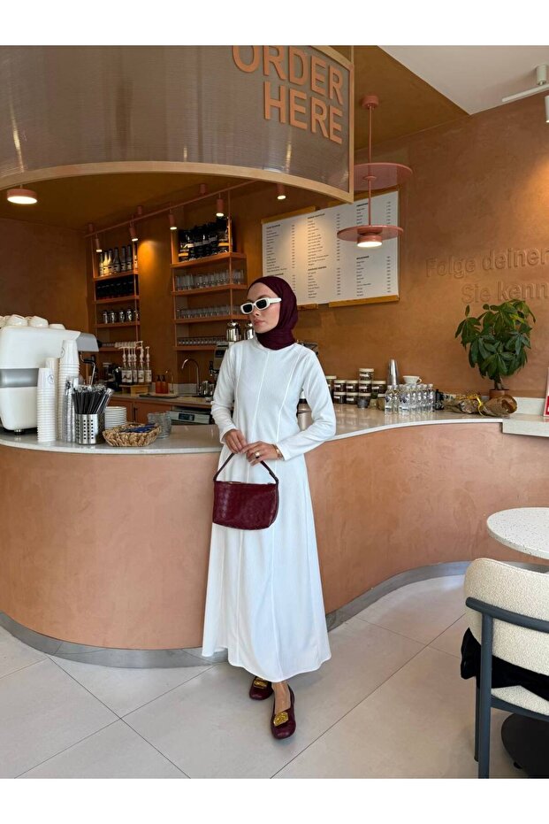 فستان أبيض قماش مجدّل للمحجبات