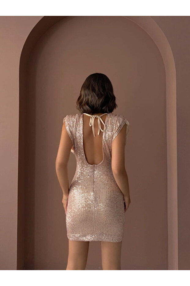 فستان سهرة قصير مطرز بالترتر اللامع ومكشوف الظهر - 4