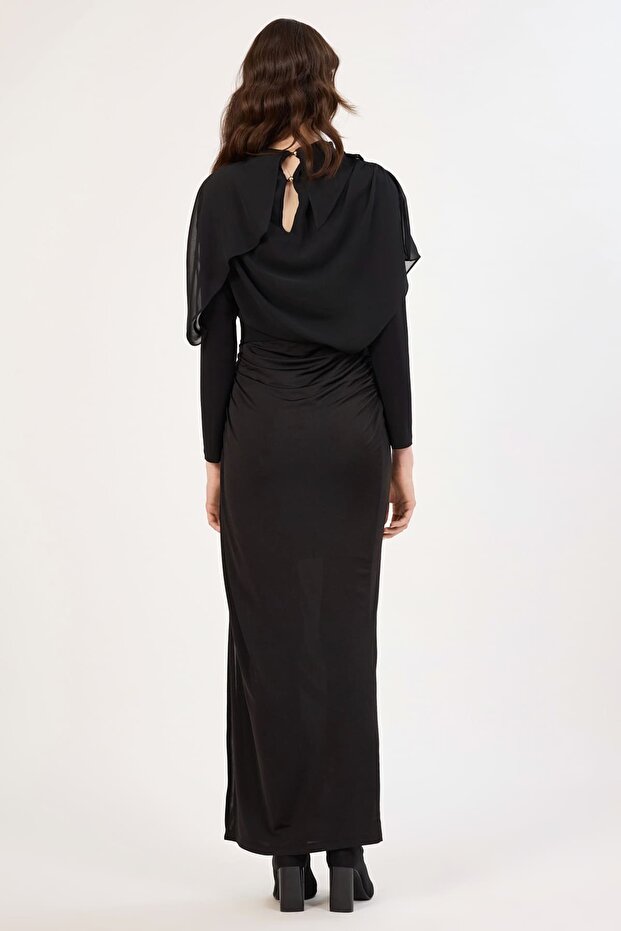 Drape detaylı broş aksesuarlı elbise - 4