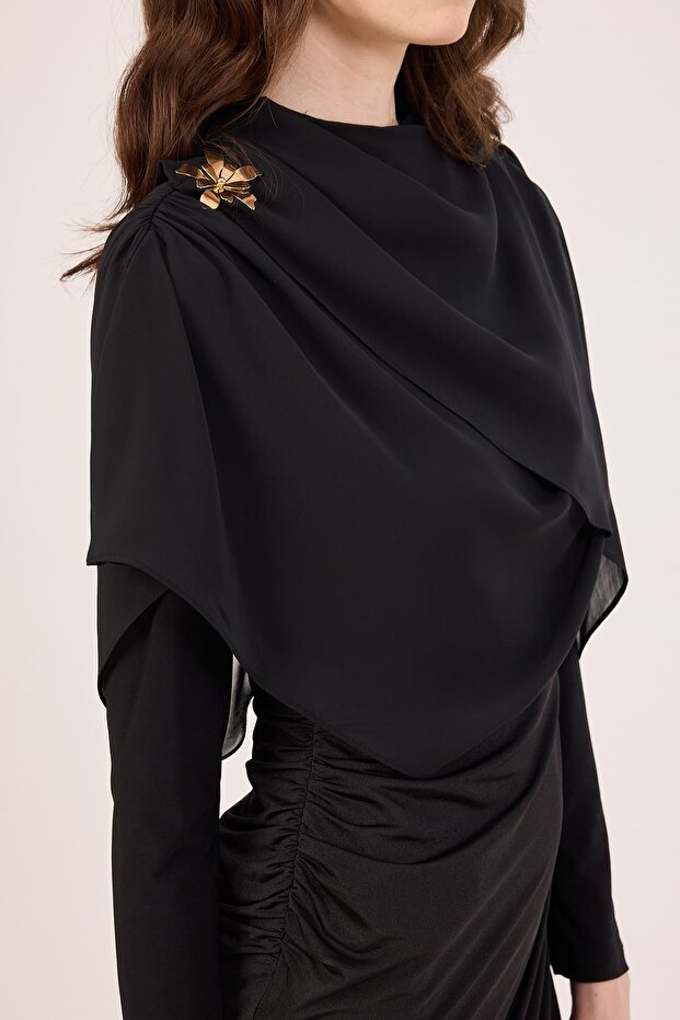 Drape detaylı broş aksesuarlı elbise - 2