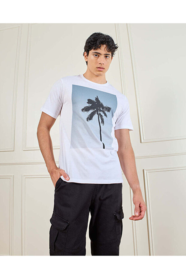تي شيرت رجالي أبيض أساسي برسومات جرافيكية - 5