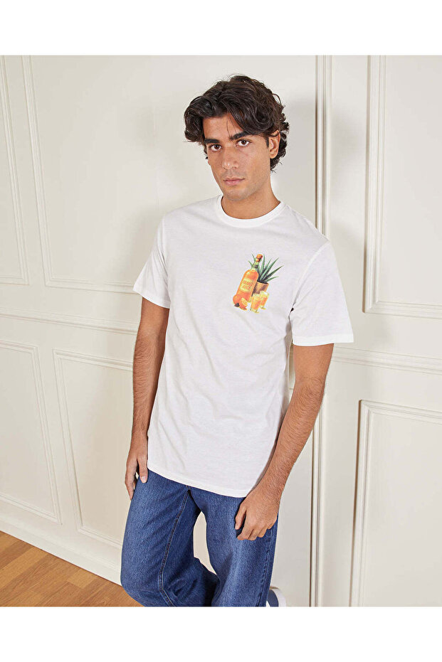 تي شيرت رجالي أبيض أساسي برسومات جرافيكية - 5