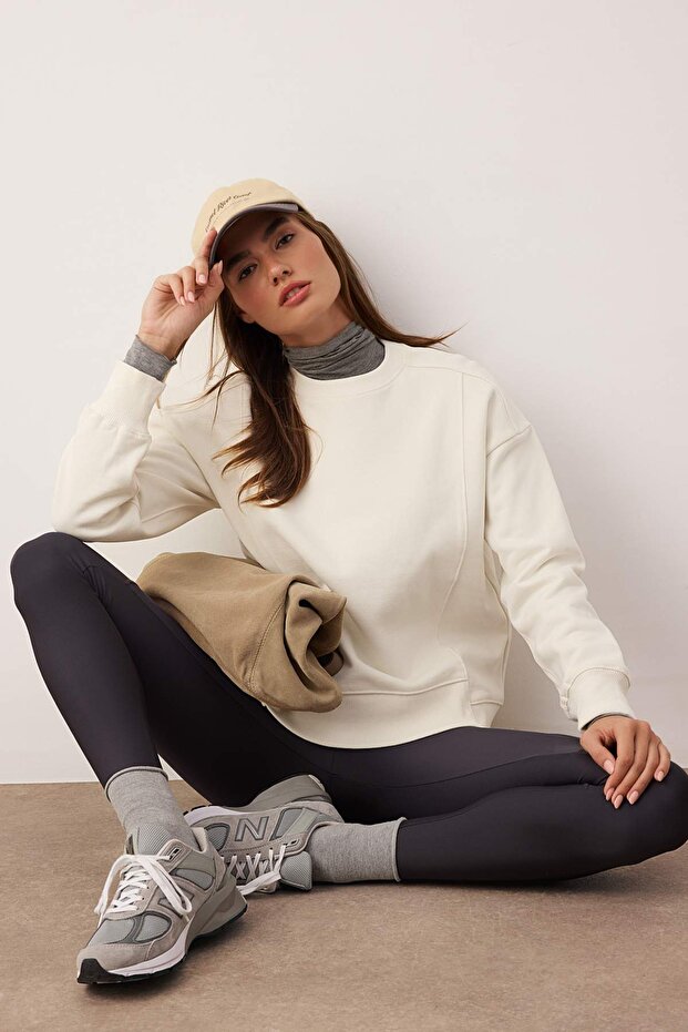 Ekru Oversize/Geniş Kalıp Dikiş Detayı Kalın İçi Polarlı Örme Sweatshirt TWOAW26SW00204