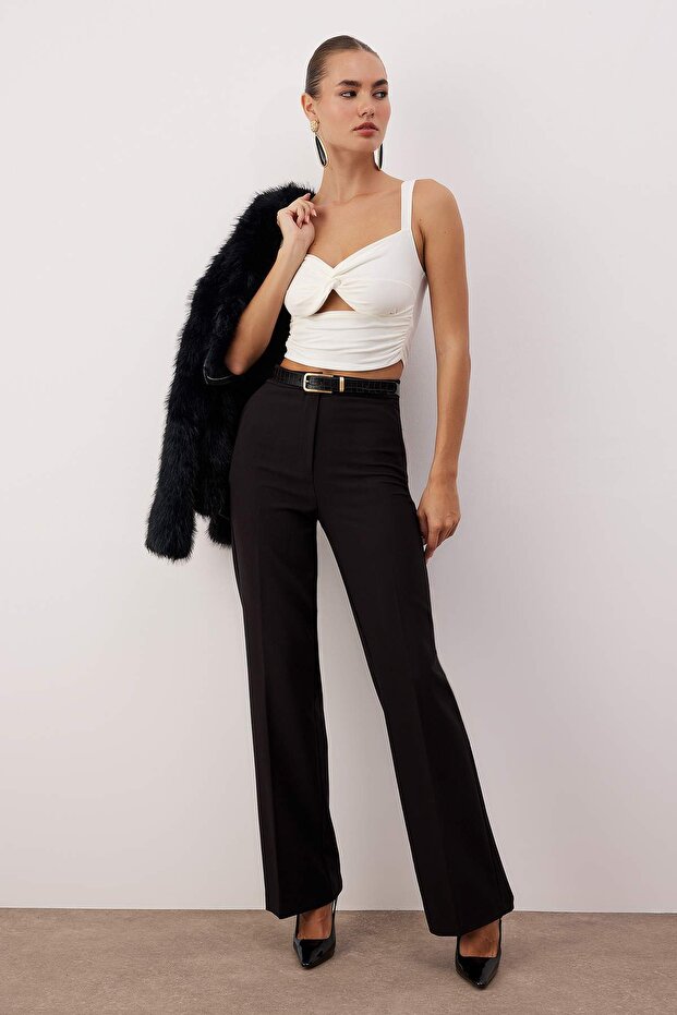 Beyaz Crop Pencere/Cut Out Detaylı Örme Bluz TPRSS24BZ00029 - 4