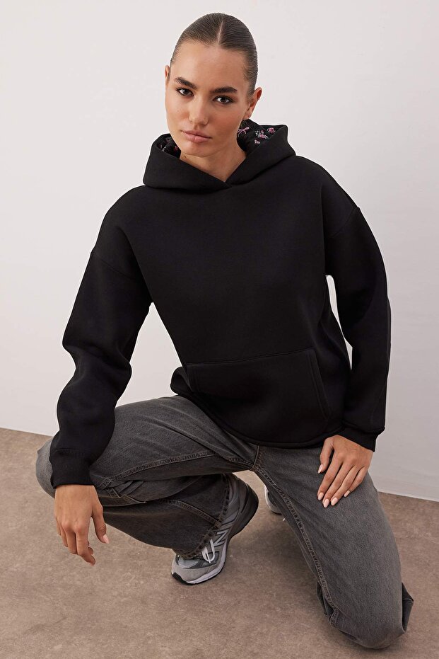 Siyah Kapüşonu Baskılı Oversize/Geniş Kalıp Örme Sweatshirt TWOAW26SW00213 - 2
