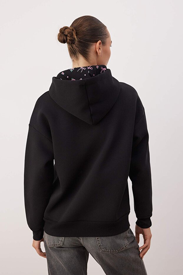 Siyah Kapüşonu Baskılı Oversize/Geniş Kalıp Örme Sweatshirt TWOAW26SW00213 - 4