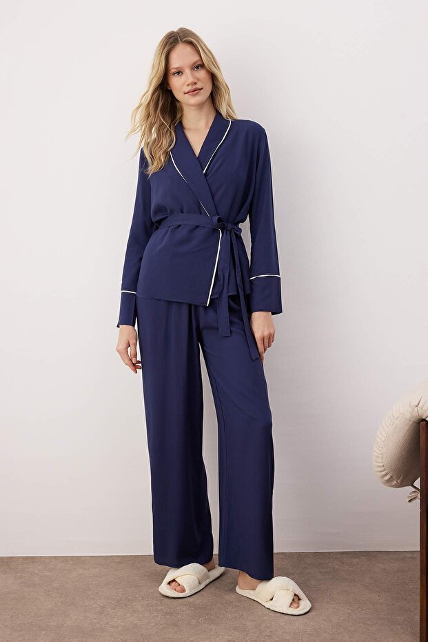 Lacivert Kuşaklı Biye Detaylı Kruvaze Viskon Dokuma Pijama Takımı THMAW22PT1109 - 1