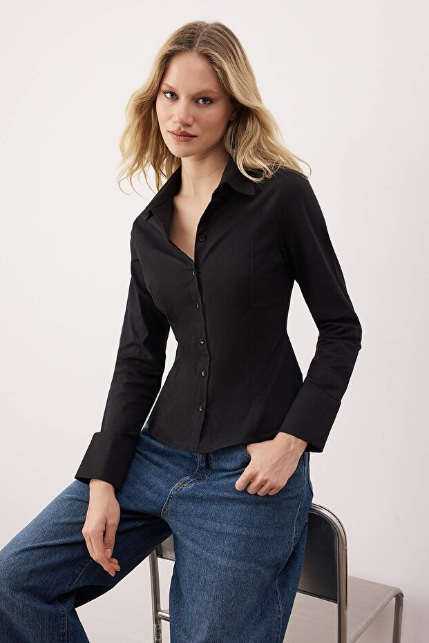 Základné kúsky do šatníka Čierna ľahká košeľa z bavlneného úpletu s priliehavým strihom TWOAW26GO00022 - 1
