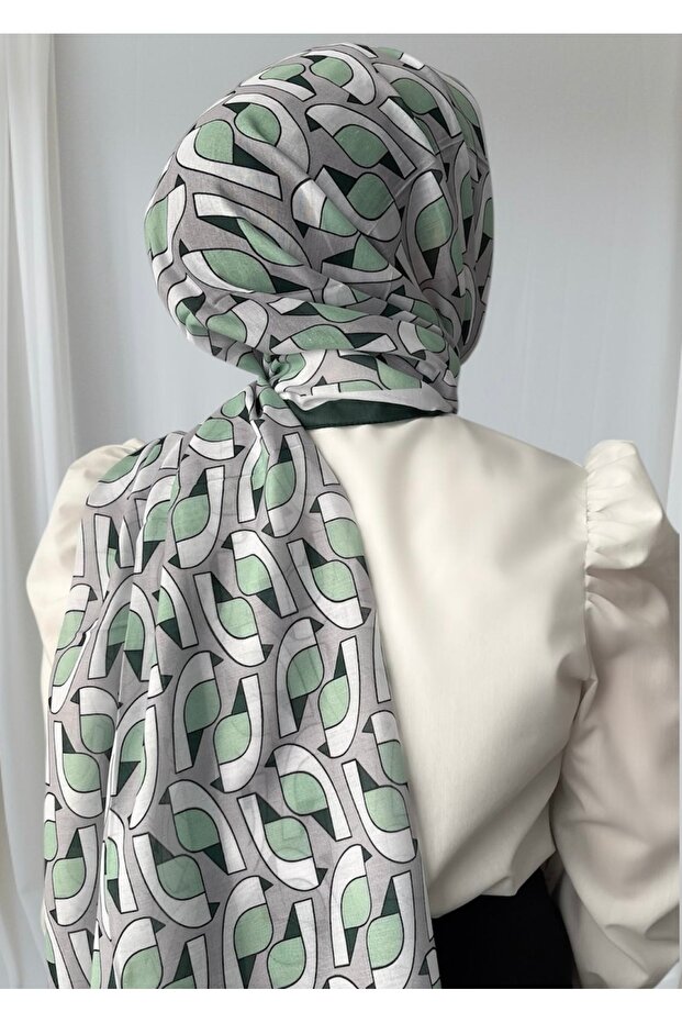 شال ناعم باللون الأخضر والرمادي بنمط هندسي - 2