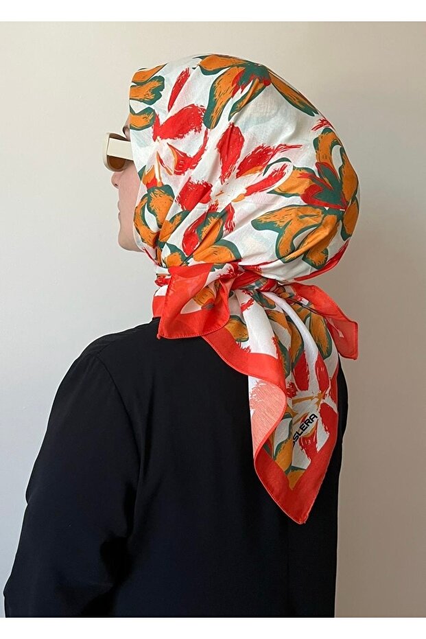 وشاح ناعم برتقالي منقوش بالزهور - 1