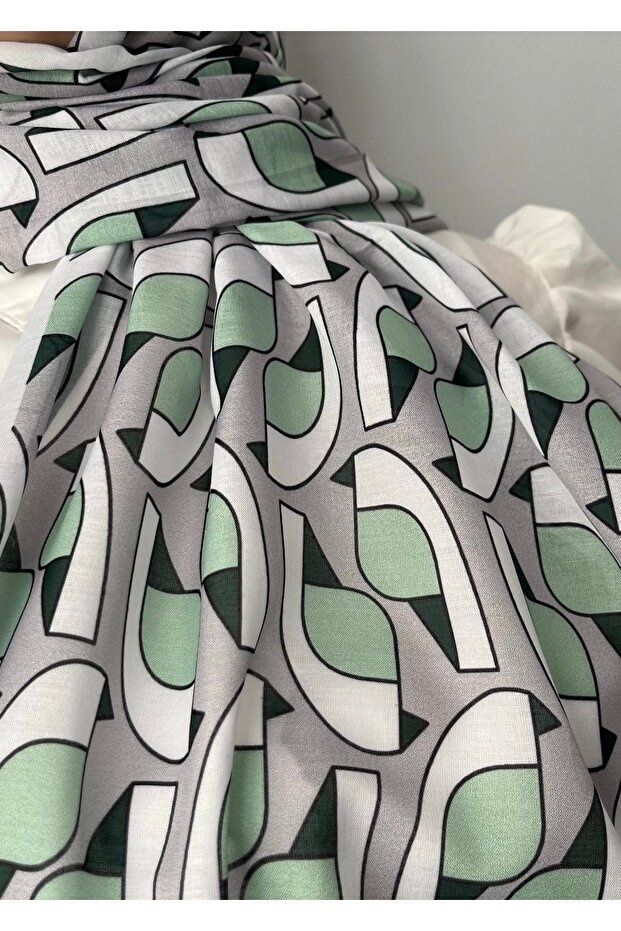 شال ناعم باللون الأخضر والرمادي بنمط هندسي - 3