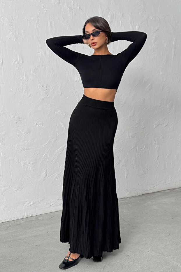 Fusta lungă cu pliuri neagră de damă - 1