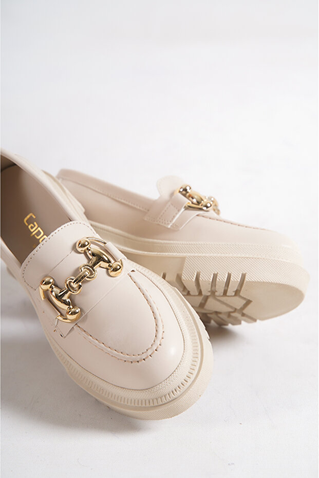 Női ekrü bézs naplopó ovális orrú fém csattal és Trak talppal - 1