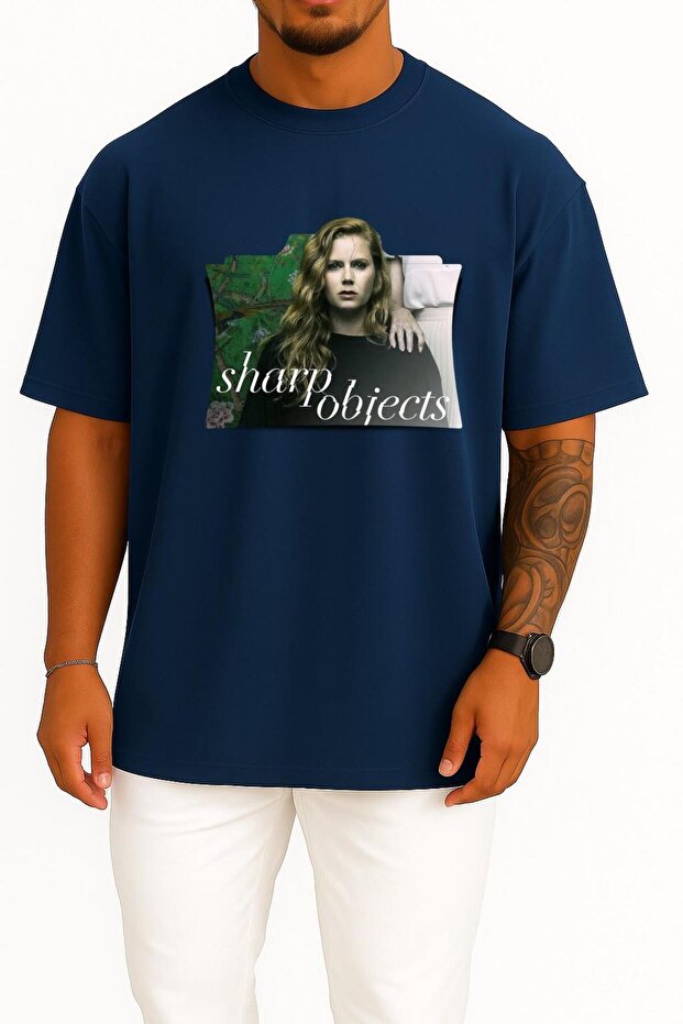 تي شيرت للجنسين بتصميم Sharp Objects من سلسلة التلفزيون، تي شيرت للجنسين بتصميم Sharp Objects على الصدر