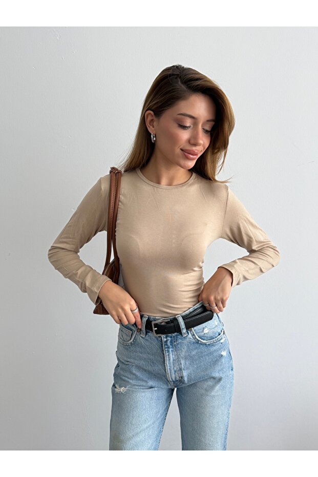 بلوزة نسائية بأكمام طويلة