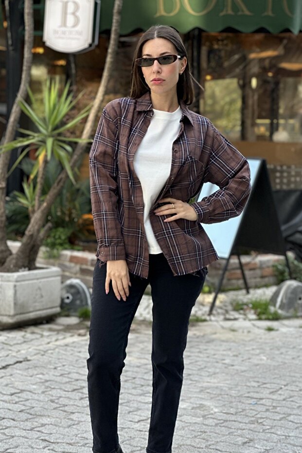 قميص نسائي ذو شق أقسام مربعة