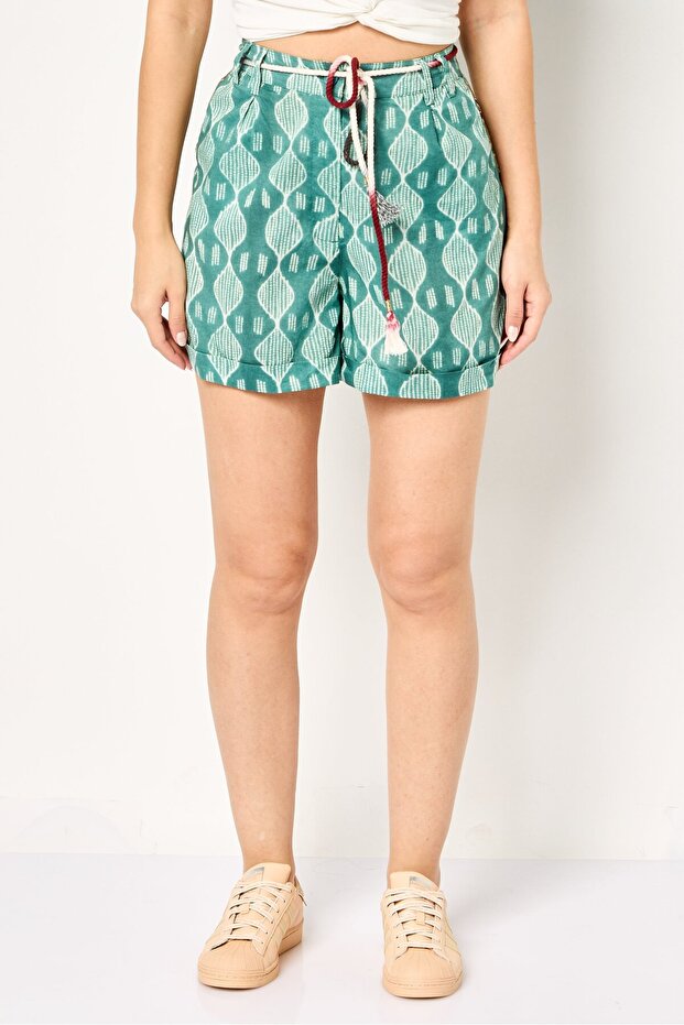 Women Allover Print Belted Basic Shorts, Multicolor