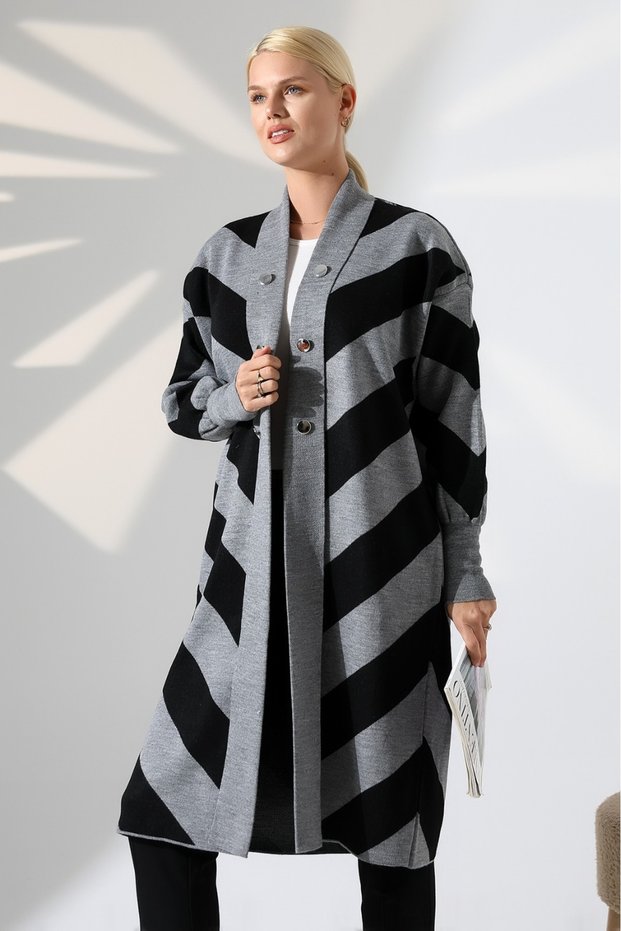Straight Collar Silver Accessories Available in Sizes S to XL Standard Size Compatible Zigzag Pattern Knee-Length Stylish Knitwear Cardigan