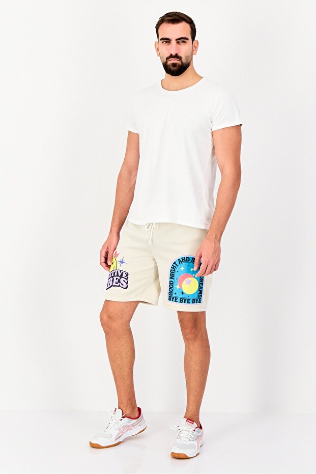 شورت رجالي أساسي بطبعة جرافيكية، بيج - 2