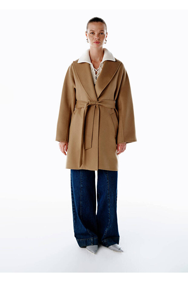 معطف صوف بحزام لون الجمل - 2