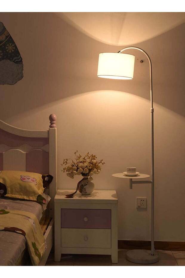 مصباح أرضي عمودي إبداعي مع أرفف طاولة، LED، غطاء قماشي، ارتفاع قابل للتعديل، أبيض