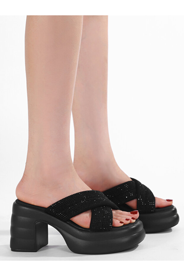 صندل ذو نعل سميك مزخرف باللون الأسود