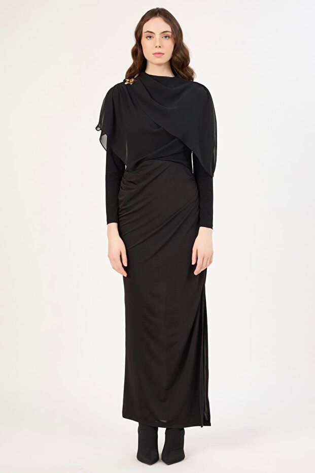 Drape detaylı broş aksesuarlı elbise - 3
