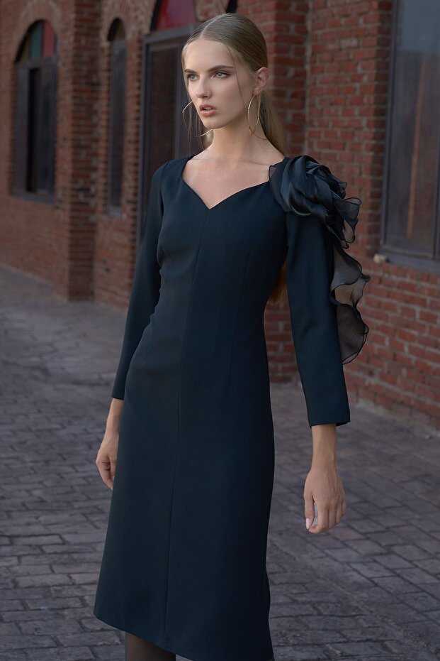 Tasarım çicek aksesuarlı midi elbise - 1