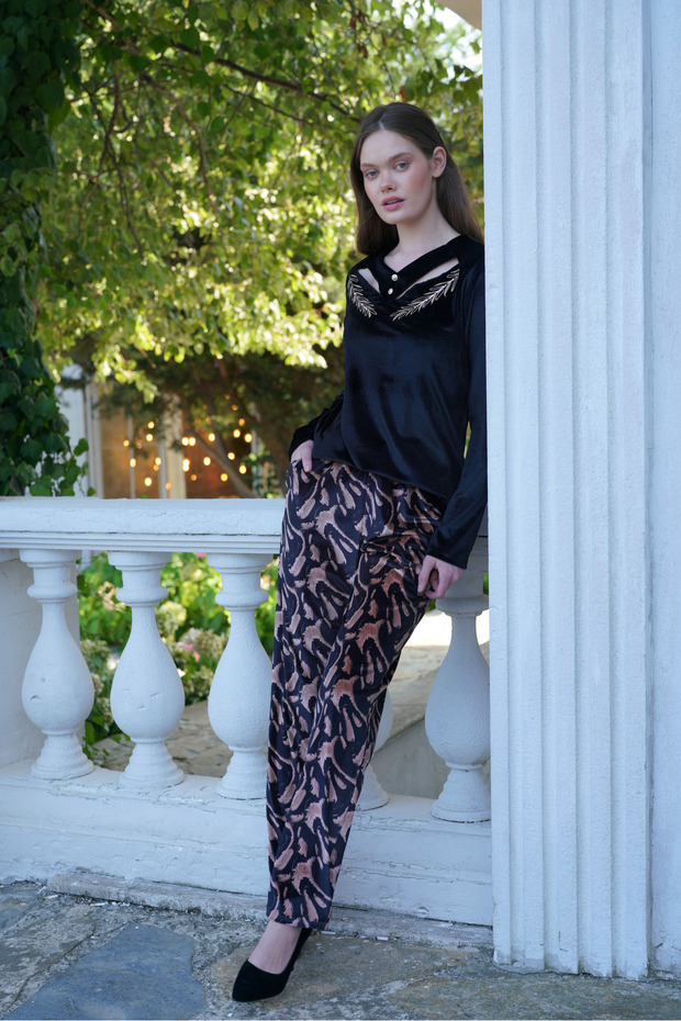 طقم بيجامة بتفاصيل مطرزة - 4