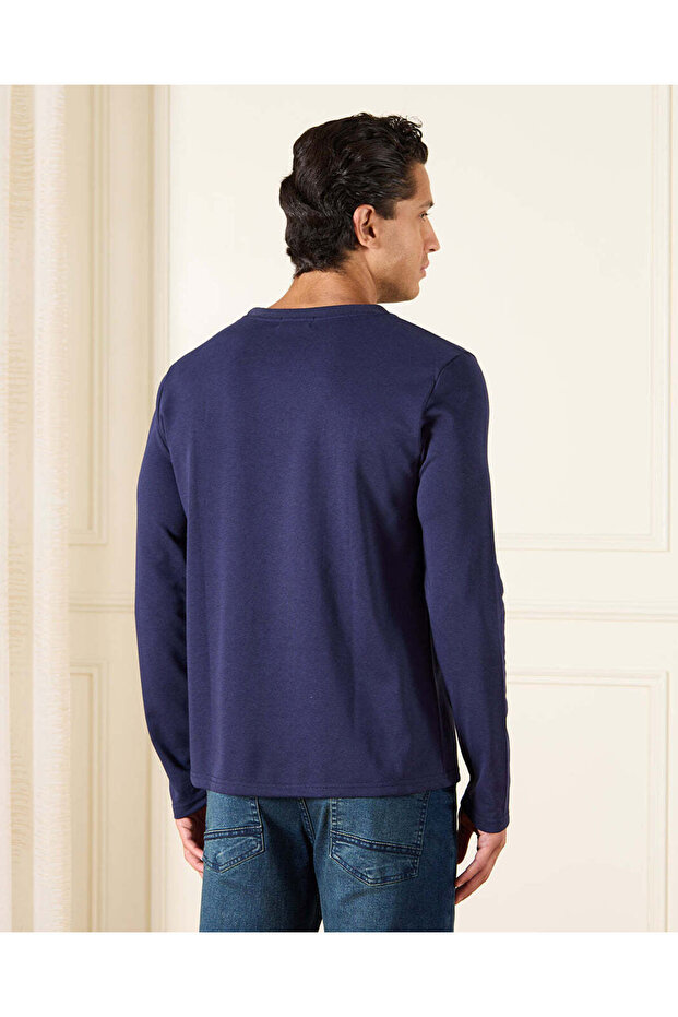 تي شيرت رجالي أساسي باللون الأزرق البحري - 3