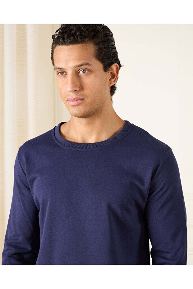 تي شيرت رجالي أساسي باللون الأزرق البحري - 4