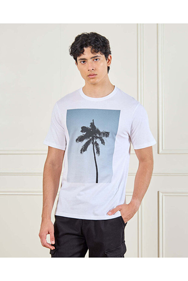 تي شيرت رجالي أبيض أساسي برسومات جرافيكية - 1