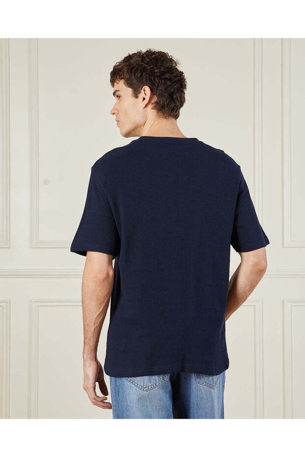 تي شيرت رجالي أساسي باللون الأزرق البحري - 3