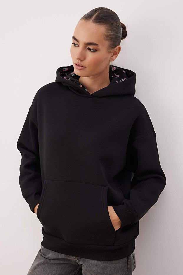 Siyah Kapüşonu Baskılı Oversize/Geniş Kalıp Örme Sweatshirt TWOAW26SW00213 - 1
