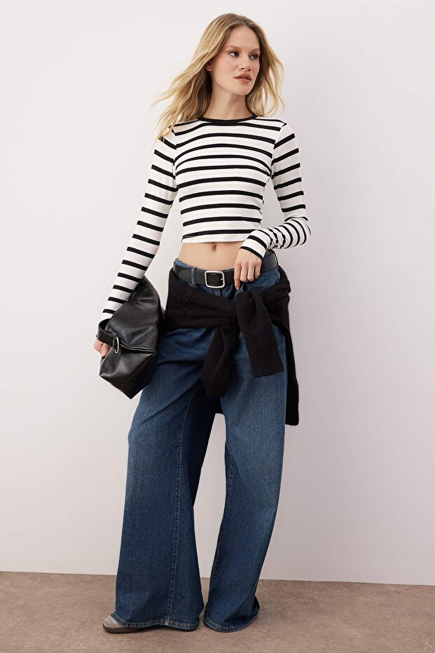 Siyah Çizgili Viskoz Yumuşak Kumaşlı Fitted Crop Esnek Örme Bluz TWOAW24BZ00048 - 1