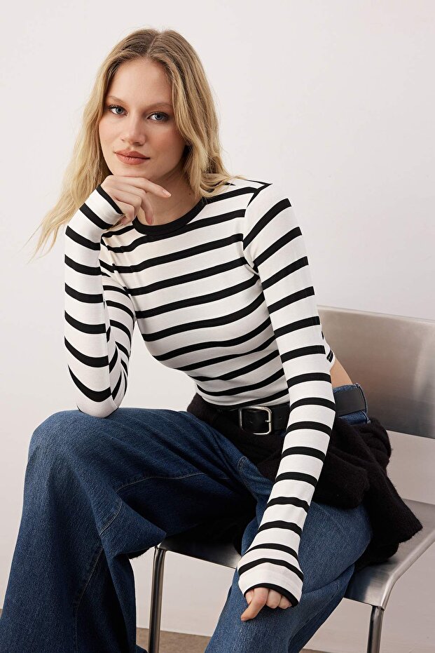 Siyah Çizgili Viskoz Yumuşak Kumaşlı Fitted Crop Esnek Örme Bluz TWOAW24BZ00048 - 2