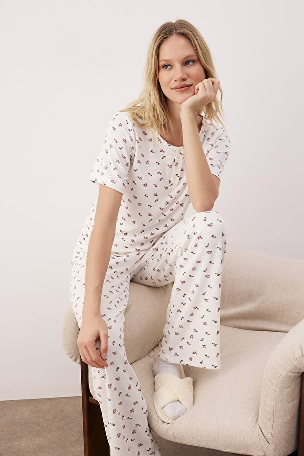Beyaz-Çok Renkli Çiçekli Yumuşak Waffle Örme Pijama Takımı THMAW26PT00119 - 2