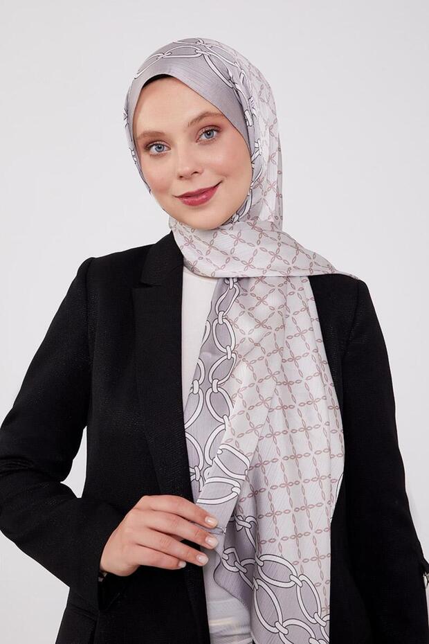 شال ماركة منقوشة بسلسلة مربعة باللون الأزرق الفاتح