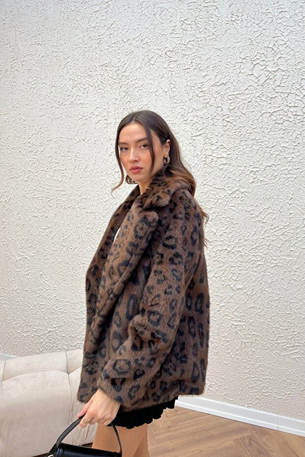 معطف مبطن من القطيفة باللون البني بنقشة الفهد - 4