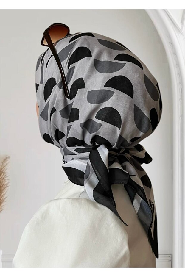 D وشاح ناعم أسود منقوش - 1