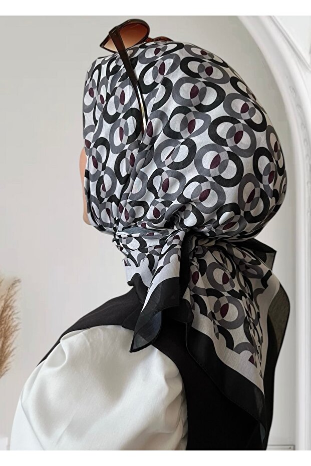 وشاح ناعم أسود منقوش على شكل حلقة - 1