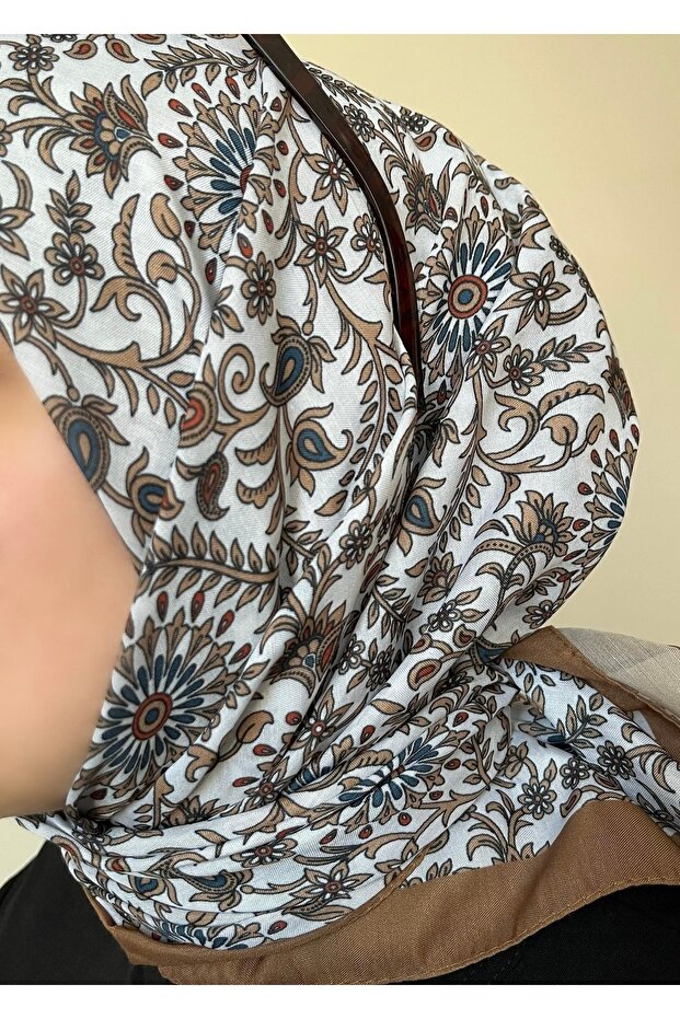 وشاح ناعم بنقشة الزهور باللون البني الحليبي - 2