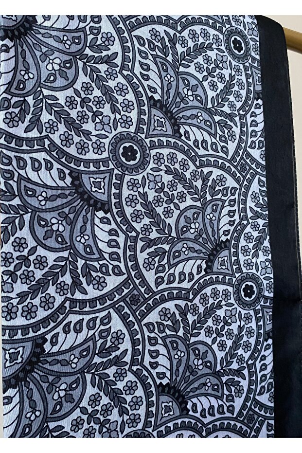 وشاح أسود منقوش بالزهور - 3