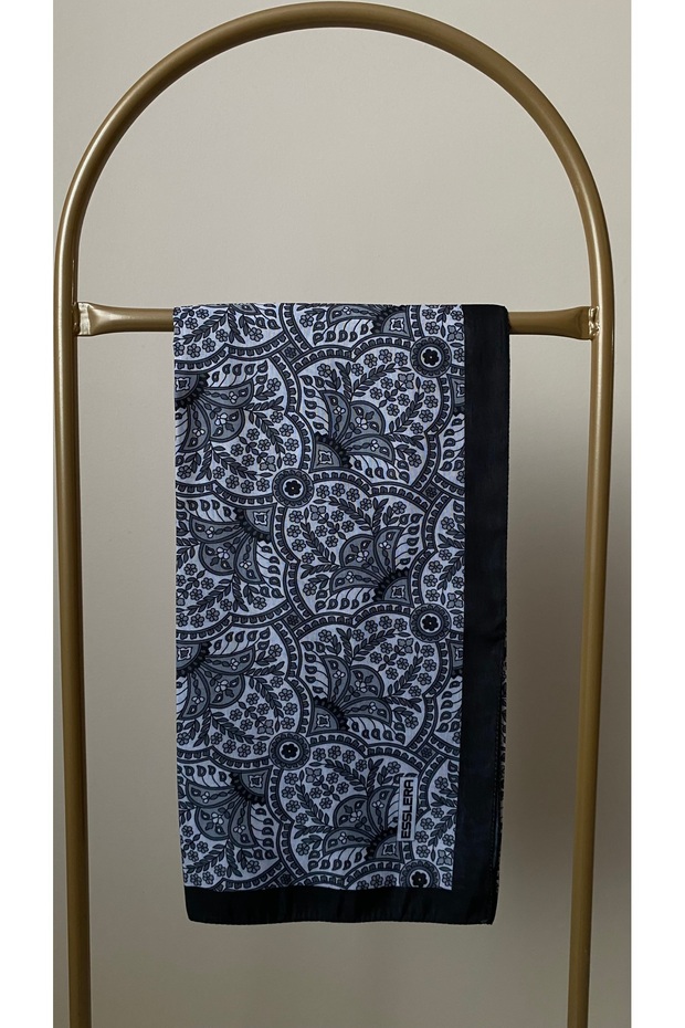 وشاح أسود منقوش بالزهور - 7