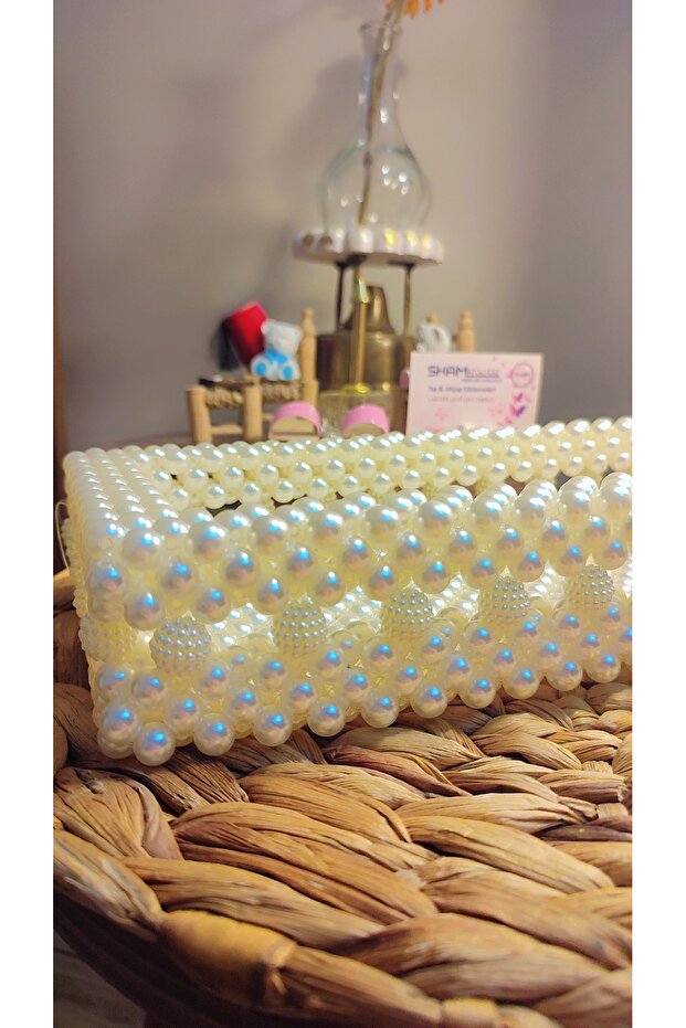 Stylish Beaded Basket, an Elegant Option for Organizing Perfumes and Makeup Products.