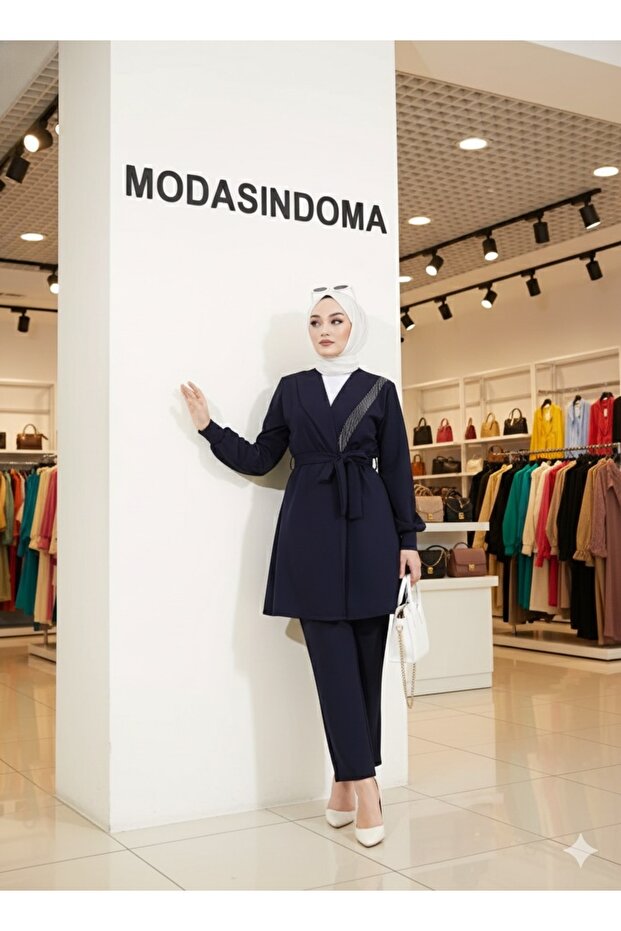 بدلة نسائية مزدوجة بتفاصيل سلسلة