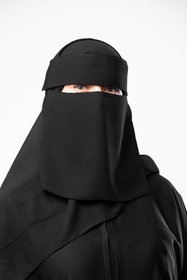 نقاب قصير نسائي مزود بمرد وسير جانبي – تصميم أنيق ومريح