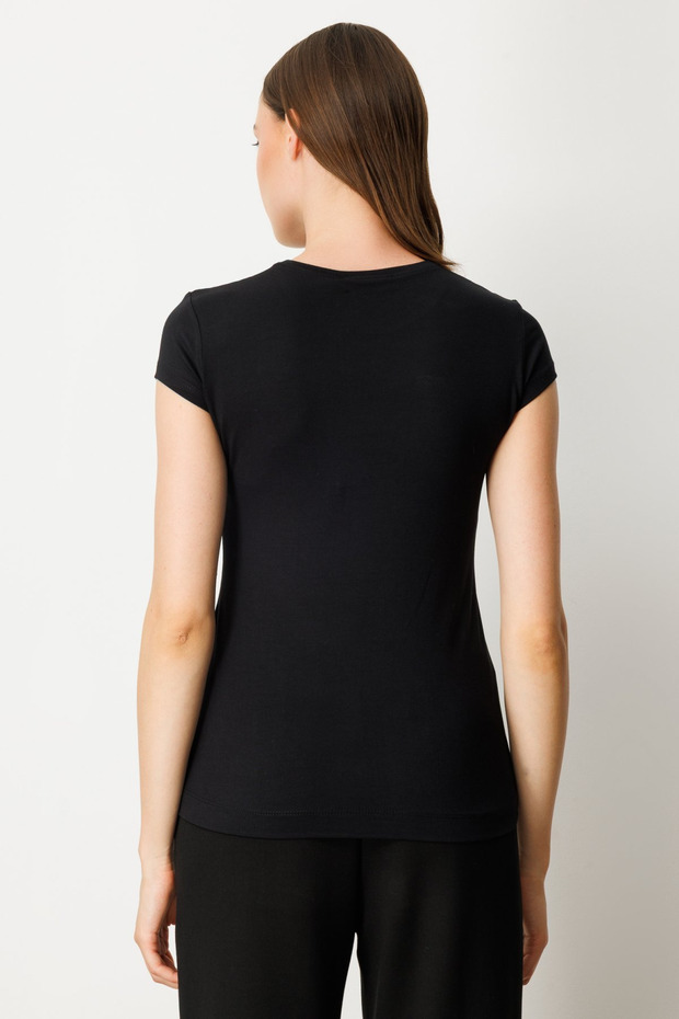 بلوزة أساسية بأكمام قصيرة ورقبة دائرية - 3