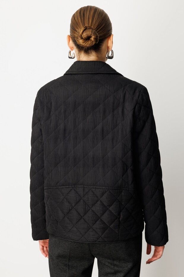 معطف بقماش محبب مع أزرار كبس - 5