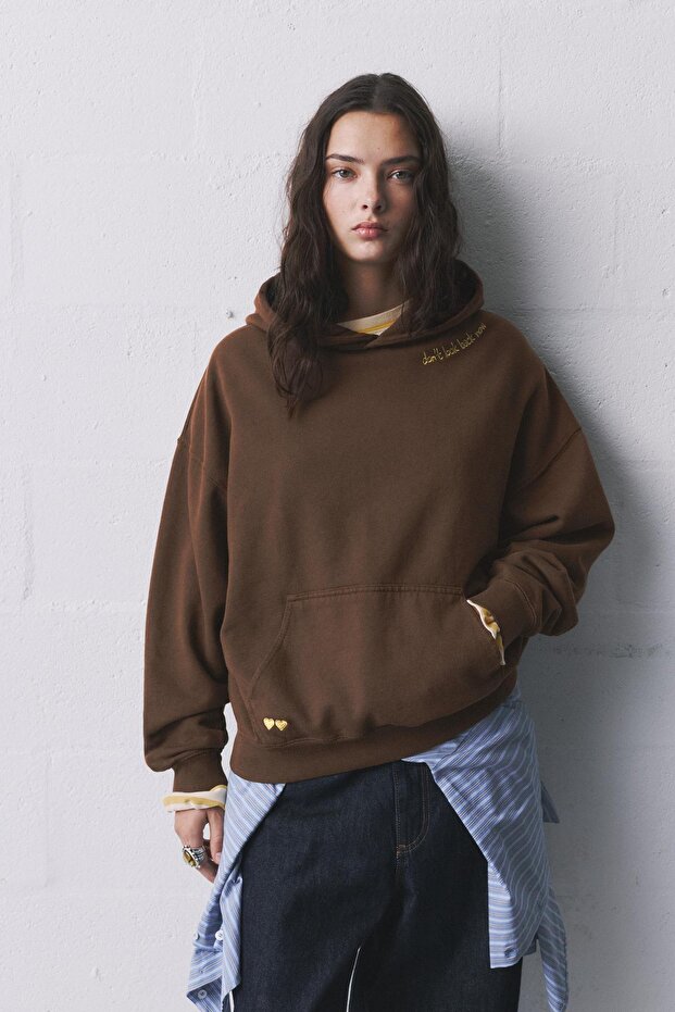 Kalp nakışlı kapüşonlu sweatshirt - 2